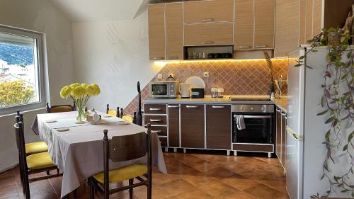 eine Küche mit Tisch und Esszimmer in der Unterkunft Altvarg in Igalo