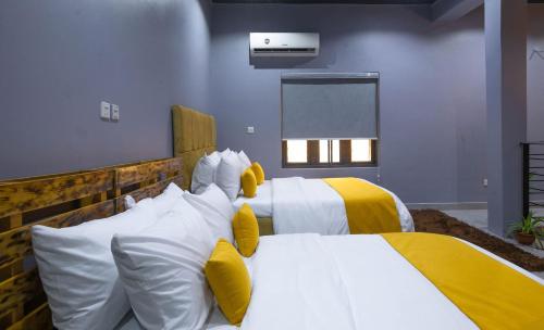 Ein Bett oder Betten in einem Zimmer der Unterkunft Koyo Shortlet