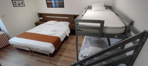 two bunk beds in a small room with at Hôtel de la GARE in Saint-Gengoux-le-National