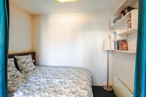 - une chambre avec un lit, une lampe et des étagères dans l'établissement Lyon Premium- Nid Cosy, à Lyon