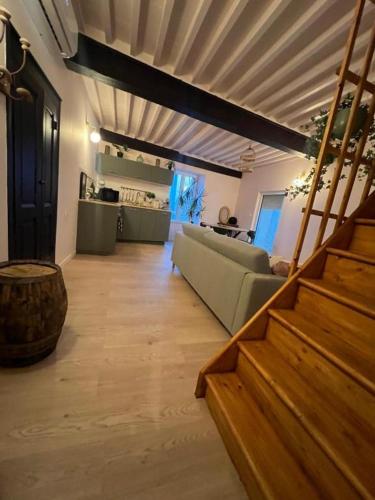 un salon avec un canapé et une table dans l'établissement Appartement privé rose, à Vinzieux