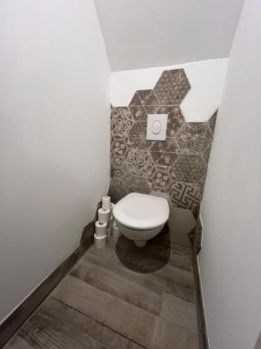 Elle comprend une petite salle de bains pourvue de toilettes. dans l'établissement Appartement privé rose, à Vinzieux