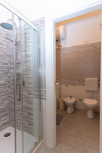 a bathroom with a shower and a toilet at A 200m dal Mare Residenza Esclusiva in Centro con Comfort Premium, Parcheggio Pubblico a 300m in Pescara