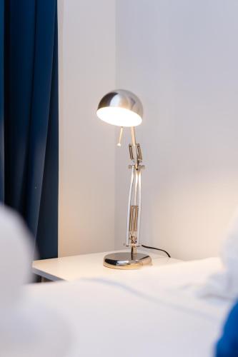 a small silver lamp sitting on a table at A 200m dal Mare Residenza Esclusiva in Centro con Comfort Premium, Parcheggio Pubblico a 300m in Pescara