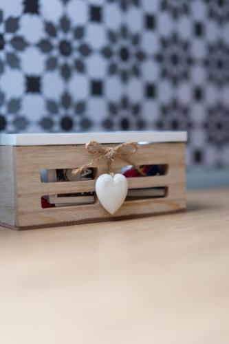 a wooden box with a white heart in it at A 200m dal Mare Residenza Esclusiva in Centro con Comfort Premium, Parcheggio Pubblico a 300m in Pescara