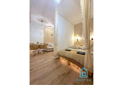 Postel nebo postele na pokoji v ubytování Bohos Apartment -2 min to City Center Gdynia & Seaside