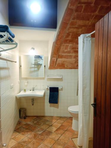 a bathroom with a sink and a toilet at Casa Blava in Castelló d'Empúries