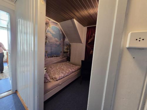 a small bedroom with a bed in a room at Villa de Maître in Bern in Bern