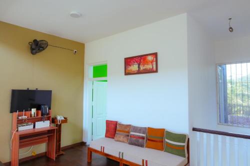 TV a/nebo společenská místnost v ubytování Spacious Eco House with Garden and Scenic Paddy View Colombo