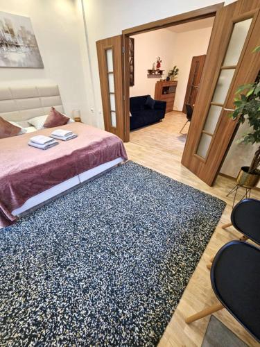 Ένα ή περισσότερα κρεβάτια σε δωμάτιο στο Moderní apartmán u Velkého náměstí 1, Wi-Fi a Netflix zdarma, koupelna s vanou