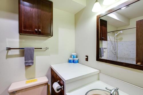 ein Badezimmer mit Waschbecken, Toilette und Spiegel in der Unterkunft Snowline Lodge Condo 46 - Great for skiers and hikers on a budget Now has Wifi in Glacier