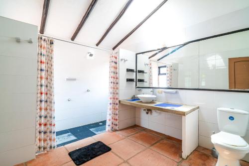 a bathroom with a toilet and a sink at Casa Matiz - Vistas increíbles cerca de Anapoima in Apulo