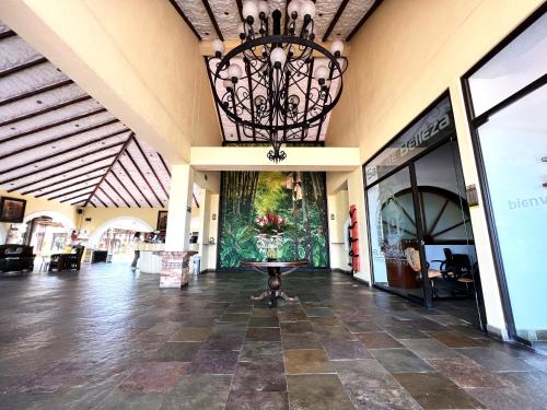 a lobby with a chandelier hanging from the ceiling at Tequendama Hotel Campestre Villavicencio in Villavicencio