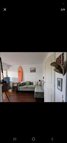 - un salon avec un canapé dans l'établissement Jardin de la chambre d Amour, à Anglet