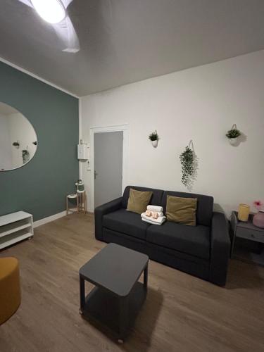 un salon avec un canapé et une table dans l'établissement Studio cosy, à Sens