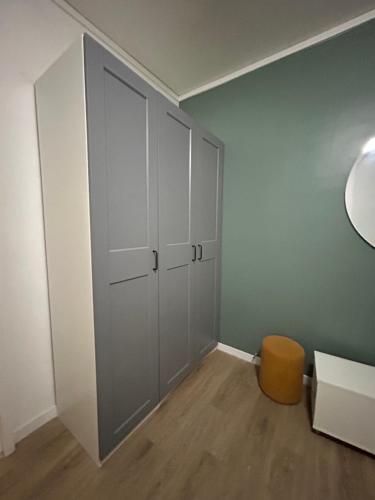 une pièce vide avec un placard et une porte dans l'établissement Studio cosy, à Sens