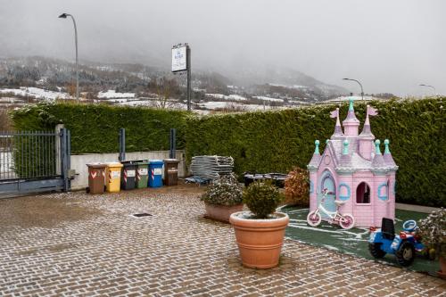a small pink house and a toy castle at River Hotel in Castel di Sangro