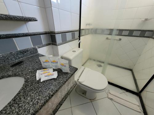 Bilik mandi di Sandrin Praia Hotel