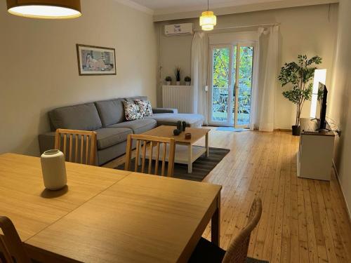 un salon avec un canapé et une table dans l'établissement Urban Nest, à Thessalonique