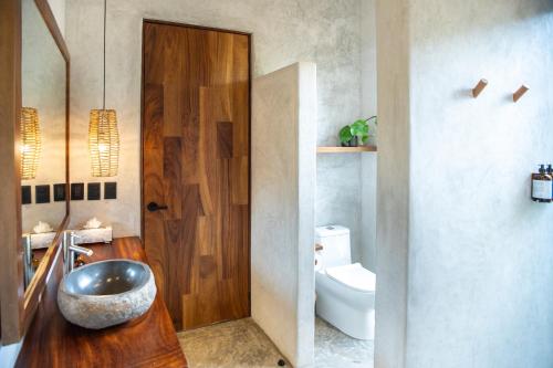 a bathroom with a bowl sink and a toilet at Witari Hotel Boutique in San Francisco
