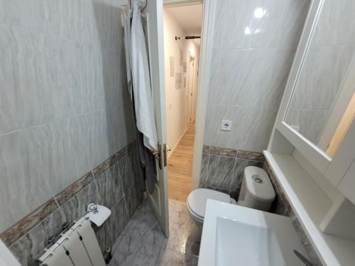 ein kleines Badezimmer mit Toilette und Waschbecken in der Unterkunft Habitaciones con vistas Madrid in Madrid
