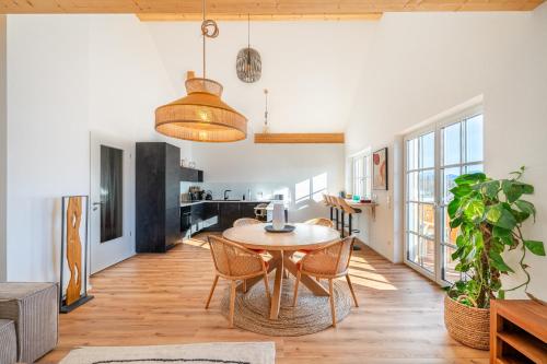 a kitchen and dining room with a table and chairs at LIBORIA I Traumhafte Ferienwohnung in Aidling am Riegsee in Riegsee