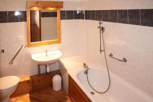 une salle de bain avec un lavabo, une baignoire et une douche dans l'établissement Résidence Les Eglantines - 2 pièces 6 personnes place centrale les Orres 1800 MAE-6734, aux Orres
