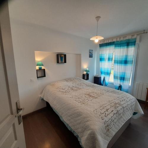 - une chambre avec un lit et une fenêtre donnant sur la tour Eiffel dans l'établissement GITE de la GAUMERAIS, à Chèvreville