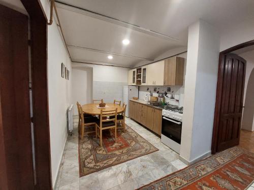 una cucina con un tavolo di legno e una sala da pranzo di Apartment Splitska a Sarajevo