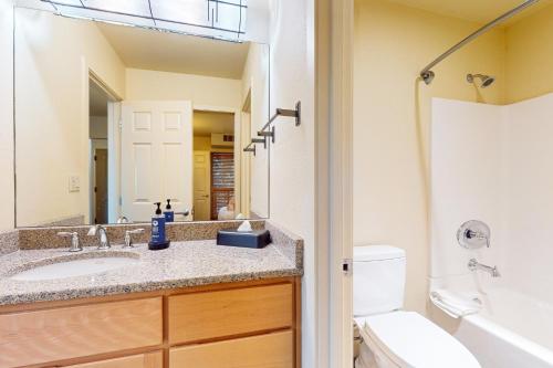 Ένα μπάνιο στο Deschutes Place Revel