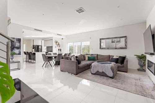 Χώρος καθιστικού στο Luxury Beachside Residence