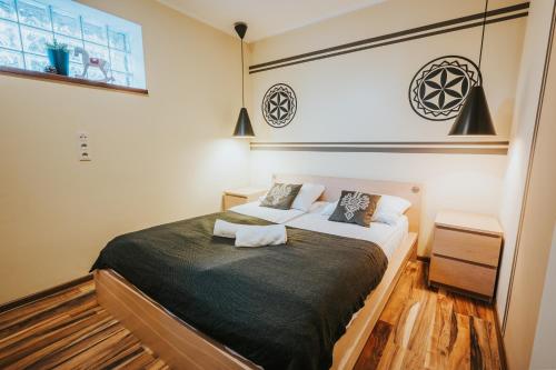 Posteľ alebo postele v izbe v ubytovaní VisitZakopane - Janosik Apartment