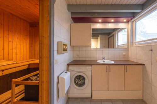 a bathroom with a washing machine and a sink at Wildgans 65 in Mirow