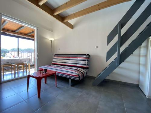 un salon avec un canapé et une table dans l'établissement Appartement 2 pièces mezzanine - Gruissan GN020-238, à Gruissan