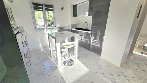 Η κουζίνα ή μικρή κουζίνα στο Maison 2 chambres-L'Agapanthe