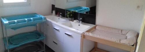 une salle de bain avec un lavabo et un miroir dans l'établissement GITE de la GAUMERAIS, à Chèvreville