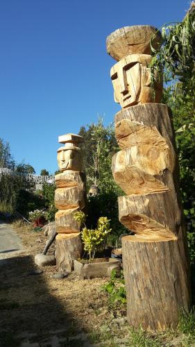 a stack of logs sitting on top of a pole at Cabañas Rukas Licantén in Licantén