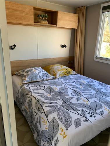 une chambre avec un lit avec une couette bleue et blanche dans l'établissement Cb - Espace & confort, 3 ch, 41m2, proche mer, à Lattes