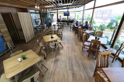 a restaurant with wooden tables and people sitting at tables at Madero Hotel & Suites in La Paz