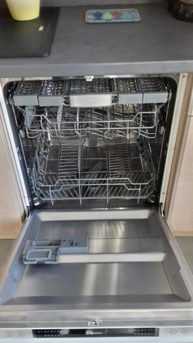 un lave-vaisselle ouvert avec un porte-vaisselle. dans l'établissement GITE de la GAUMERAIS, à Chèvreville