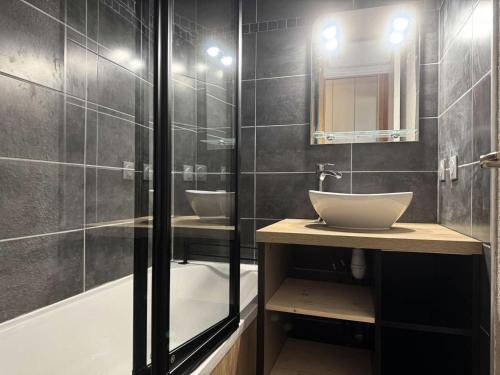une salle de bain avec deux lavabos et une douche dans l'établissement Résidence Cristallin - Le Cristallin 33 - Agréable 2 pièces au pied des pistes MAE-5454, à Valmorel