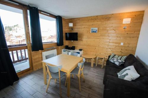un salon avec une table et un canapé dans l'établissement Résidence Les Hameaux I - 2 Pièces 4/5 pers - LES HAMEAUX 1- PLAGNE VILLAGES MAE-9294, à Aime La Plagne