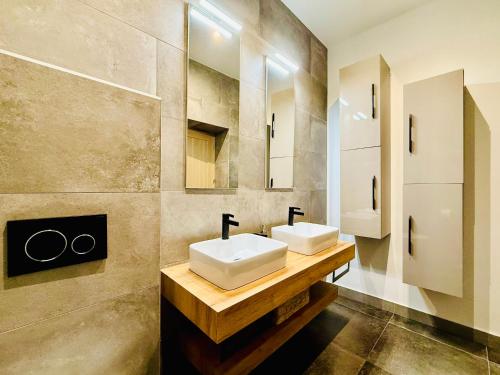 une salle de bain avec deux lavabos et un miroir dans l'établissement Superbe Villa - Cannes Centre -Proche Palais des Festivals et Plages, à Cannes