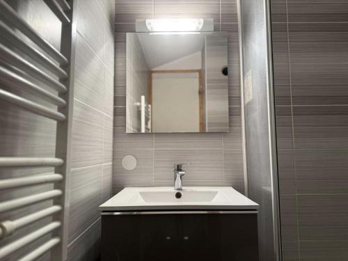 une salle de bain avec un lavabo et un miroir dans l'établissement Résidence Lauziere Dessous - La Lauzière-Dessous 47 - Appartement agréable au pied des pistes MAE-7451, à Valmorel