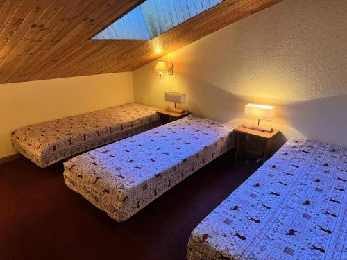 une chambre d'hôtel avec deux lits et deux lampes dans l'établissement Résidence Lauziere Dessous - La Lauzière-Dessous 47 - Appartement agréable au pied des pistes MAE-7451, à Valmorel