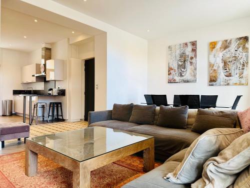 un salon avec un canapé et une table basse dans l'établissement Superbe Villa - Cannes Centre -Proche Palais des Festivals et Plages, à Cannes