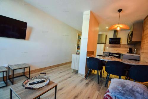 Il comprend un salon avec une table à manger et une cuisine. dans l'établissement Résidence Les Hameaux Ii - Appartement 2 pièces + cabine 6 pers - LES HAMEAUX 2 - PLAGNE VILLAGES MAE-4851, à La Plagne Tarentaise