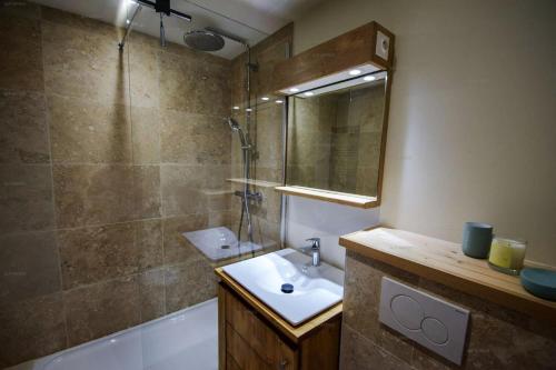 une salle de bain avec un lavabo, une douche et une baignoire dans l'établissement Résidence Les Hameaux Ii - Appartement 2 pièces + cabine 6 pers - LES HAMEAUX 2 - PLAGNE VILLAGES MAE-4851, à La Plagne Tarentaise