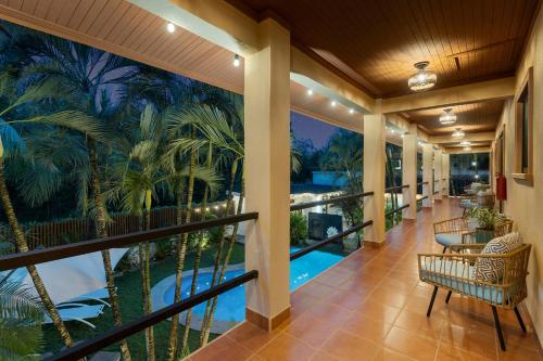a balcony with a mural of palm trees on the wall at Villas Vibras in Playa Avellana