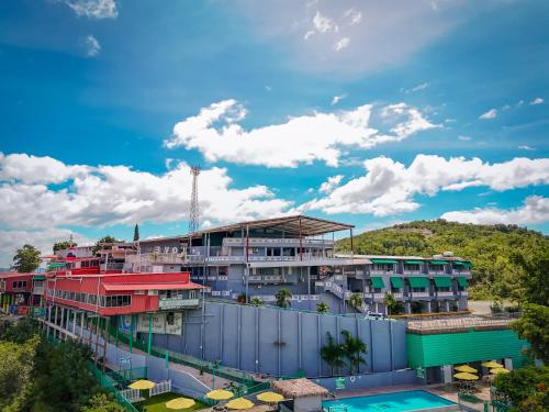 a building with a pool in front of it at Hotel Vista Verde in Yauco